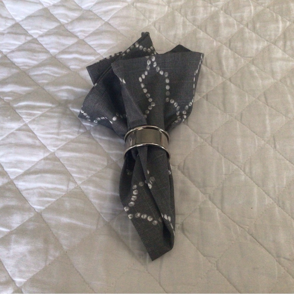 New with no tags 8 cotton cloth napkins and napkin holders.